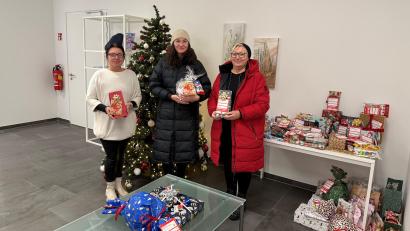 Bild: NOC Weiden
Die Geschenkübergabe an die Vertreter des Kinder- und Jugendhilfezentrums St. Josef in Wunsiedel an Frau Geyer (rechts) und Frau Wolf durch die Centermanagerin des NOC Nicole Deckstein (links).