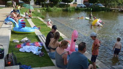 Bild: jr
Viele Besucher mit Kind und Kegel auf dem neuen Freizeit-Areal in Bad Neualbenreuth: So sieht es derzeit öfters auf dem Gelände beim Dorfteich aus.