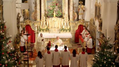 Bild: Josef Böhm
Die Weihnachtsbotschaft verkündeten Ruhestandspfarrer Max Stigler und Pfarrvikar Kenneth Onuoha bei der Christmette am Heiligen Abend in Niedermurach.
