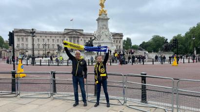 Bild: Trommer/privat
Johann (links) und Brigitte Trommer am Freitag vor dem Buckingham-Palast in London.