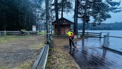 Bild: Marco Rosner
Marco Rosner, Organisator und Ideengeber der ersten Plößberger Raunacht, hat auf der Liegewiese am Großen Weiher noch allerhand für die Veranstaltung vorzubereiten.