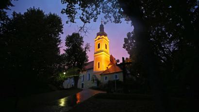 Archivbild: Bernd Müller
Malerisch: Zwischen Oktober und April wird die Annabergkirche in den Abendstunden angestrahlt. Im Sommer ist das nicht der Fall.