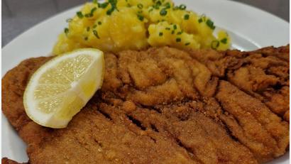 Bild: Julia Schießl, Fischerhof Schießl/exb
Der goldbraun gebackene Karpfen schmeckt wunderbar mit Kartoffelsalat.