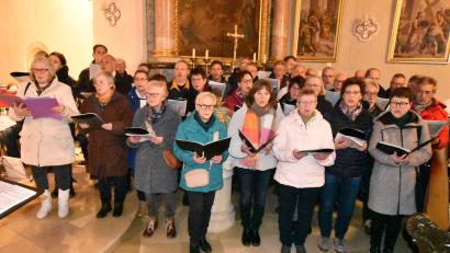 Bild: no
Die vereinigten Kirchenchöre und der Männergesangverein (im Bild vor dem Vitusaltar) und der Posaunenchor eröffneten das Konzert gemeinsam mit dem Lied "Nun sei willkommen, Herre Christ".