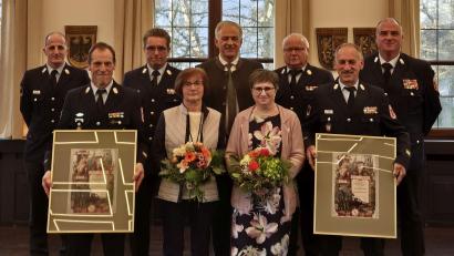 Bild: Sandro Fürst/Landratsamt Tirschenreuth
Verdiente Führungskräfte der Feuerwehr wurden bei einer Feier im Landratsamt verabschiedet. Das Bild zeigt (vorne von links) Peter Prechtl mit Ehefrau Roswitha, Wolfgang Fischer mit Ehefrau Sigrid, (hinten von links) Kreisbrandinspektor Klaus Schicker, Kreisbrandrat Stefan Gleißner, Landrat Roland Grillmeier, Kreisbrandinspektor Otto Braunreuther und Kreisbrandinspektor Wolfgang Wedlich.