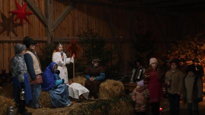 Bild: mrr
Kinder der Grundschule Rieden führen im Rösslwirtsstodl bei der Waldweihnacht des Riedener Heimatvereins ein Krippenspiel auf.