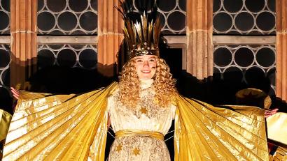 Bild: Daniel Karmann/dpa
Mit dem feierlichen Prolog eröffnet Nelli Lunkenheimer, das neue Nürnberger Christkind, auf der Empore der Frauenkirche offiziell den Nürnberger Christkindlesmarkt 2024. Der Markt gehört zu den ältesten Weihnachtsmärkten Deutschlands. Er wurde 1628 erstmals erwähnt, seine Wurzeln reichen vermutlich noch weiter zurück. Jedes Jahr kommen Hunderttausende Besucherinnen und Besucher aus dem In- und Ausland.