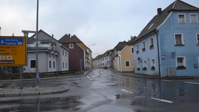 Bild: gi
Viele Zahlen hat der Moosbacher Bürgermeister bei der Bürgerversammlung dabei, darunter einen Geschwindigkeitsrekord im negativen Sinn, den ein Autofahrer mit 106 Stundenkilometern in der Hauptstraße in Richtung Burgtreswitz aufgestellt hatte.