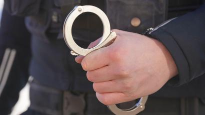 Symbolbild: Marcus Brandt/dpa
Ein 52-Jähriger verschanzt sich in einem Gartenhaus und bedroht die Polizei mit einer Axt.