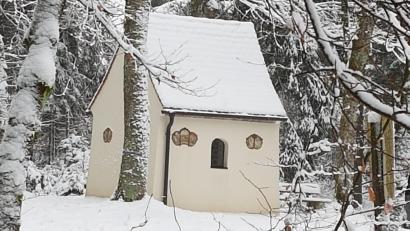 Archivbild: kro
Die Kapelle "Alter Herrgott" in tief verschneiter Landschaft. In den vergangenen vier Wochen waren dort Kupferdiebe unterwegs.