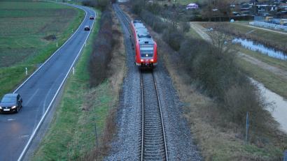 Bild: gsp
Die Bahnlinie von Amberg nach Schwandorf soll zweispurig ausgebaut und elektrifiziert werden. Das fordert die Industrie- und Handelskammer. Sie vertritt in der Oberpfalz darüber hinaus die Interessen von rund 85.000 Unternehmen.