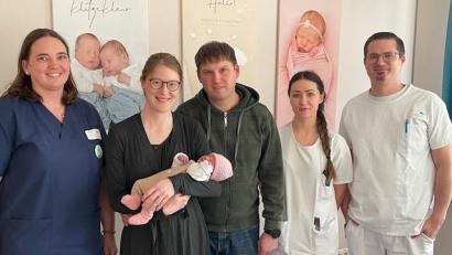 Bild: Friedrich Peterhans, Kliniken Nordoberpfalz
Mama Sonja und Papa Daniel Albersdorfer aus Kirchenthumbach freuen sich über ihr Neujahrsbaby Merle. Zum Kind gratulieren Hebamme Julia Witt (links), Krankenschwester Michelle Bock und Oberarzt Dr. Michael Rüth.