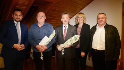 Bild: bey
Bürgermeister Sebastian Hartl (links) ehrte gemeinsam mit Dritten Bürgermeister Johann Kick, Zweiter Bürgermeisterin Sigrid Ziegler (von rechts) Bernhard Meiler (Mitte) für die Verdienstes um die Diözesanwallfahrt Regensburg und Blaskapelle Oberwildenau sowie Georg Schmidt (Zweiter von links) für seinen jahrzehntlangen Einsatz beim Krieger- und Soldatenverein Neudorf und im kirchlichen Bereich des Ortsteiles Neudorf.