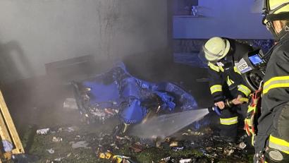 Bild: dob
Die Feuerwehr hat am Silvestertag alle Hände voll zu tun. Drei Mal rückt sie aus. Am Abend brennt ein Papiercontainer hinter dem Büro der Gemeinnützigen Baugenossenschaft in der Blumenstraße.