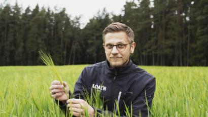Bild: Daniel Delang/Öko-Modellregionen Bayern
Josef Schmid kam vor zehn Jahren wieder zurück in seine Heimat: „Die Saatgutvermehrung bedeutet viel Aufwand, aber auch viel Freude.
