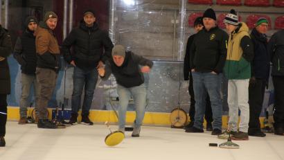 Bild: kro
Konzentration und Ausdauer wird beim Eisstocksport verlangt.