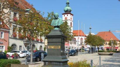 Bild: jr
Blick auf den Oberen Tirschenreuther Marktplatz mit Schmeller-Denkmal.