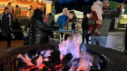 Bild: Wolfgang Steinbacher
Neben der riesigen Feuerschale ließ es sich bestens plaudern.