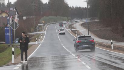 Bild: Hirsch
Seit Donnerstag ist die Hauptverkehrsader in Richtung Innovationspark Wackersdorf wieder frei befahrbar. Die Gemeinde investiert 3,5 Millionen Euro in die Sanierung der Industriestraße.