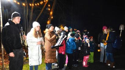 Bild: fdl
Ortsbäuerin Brigitte Gnan (Dritte von links) begrüßte die vielen Gäste. Links die Geschwister Allwang, rechts die Buben und Mädchen des Kinderchors.