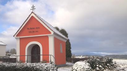 Bild: wro
Die Sankt-Anna-Kapelle ist ein Blickfang an der Schönfelder Straße in Wiesau.