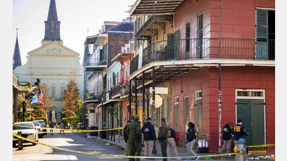 Bild: Matthew Hinton/AP/dpa
Ein Auto ist in New Orleans in eine Menschenmenge gerast - zehn Menschen starben.