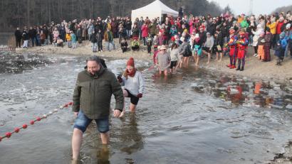 Bild: Hirsch
Auch Bürgermeister Thomas Beer (vorne) krempelt die Hosenbeine hoch und watet unter dem Beifall der zahlreichen Zuschauer durch das Kneipp-Becken des Höllohe-Weihers.