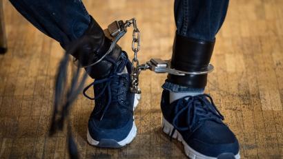 Symbolbild: Sina Schuldt/dpa
Fußfesseln musste der Angeklagte bei der Verhandlung in Tirschenreuth tragen. Er hatte in Waldsassen zwei Polizisten geschlagen. Wegen eines anderen Tatvorwurfs sitzt er seit Monaten in Würzburg in Untersuchungshaft.