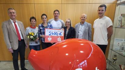 Bild: khg
Nach der Übergabe des Spendenschecks bei der Jahressitzung der Arbeitskreise Sport in Schule und Verein (von links): Schulamtsdirektor Gerald Haas, Ulrike Grötsch, Johanna Bechtl, Markus Spörer, Kathrin Schmidt, Günter Simmerl und Paul Seidel.