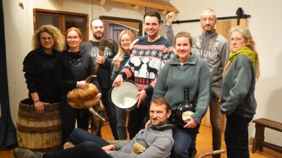 Bild: fdl
Die ganze Banditnbagasch (von links): Meike Birner (Regisseurin), Bettina Kummer (Wilma, fidele Nachbarin), Wolfgang Lingl (Pfiff, lustiger Räubergehilfe), Marina Basler (Pfeifn-Paula, resolute Banditenwirtin), Kilian Falk (Hallimasch, leidenschaftlicher Banditenwirt), Corinna Falk (Lia, selbstbewusste Wirtstochter), Stefan Kummer (Schlitzer-Vinz, grober Verbrecher), Sabine Siegler (Trinkgeld-Resi, schrille Gesellschafterin) und in der Schubkarre Christian Gnan (von Reizker, geheimnisvoller Reisender und Gauner).