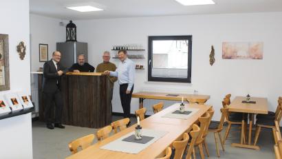 Bild: soj
Das neue Jugendheim in Ebnath ist fertig. Kirchenpfleger Stefan Kausler (von links), Rudi Rubenbauer, Hubert Becher und Diakon Rudolf Hoffmann sind mit dem Ergebnis sehr zufrieden.