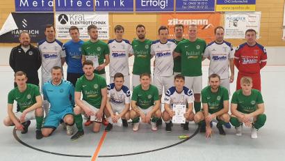 Bild: mr
Die beiden Finalteilnehmer beim Suntec-Cup in Schwarzenfeld: der TuS Schnaittenbach (weiße Trikots) besiegte im Endspiel den FC Wernberg (grüne Trikots).