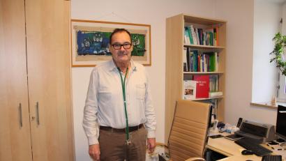 Bild: prh
Dr. Albert Pointinger ist der einzige Hausarzt in der Gemeinde Plößberg. Mit 66 Jahren denkt er momentan noch nicht ans Aufhören. Mit 70 will er allerdings nicht mehr arbeiten. Das wirft Fragen über die Zukunft der Praxis in der Kirchenstraße 16 auf.
