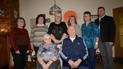 Bild: bey
Christa Kick (sitzend) feierte gemeinsam mit Ehemann Ludwig und den Töchtern Cordia, Monika, Regina, Manuela und Sonja (von links) ihren 85. Geburtstag. Bürgermeister Rainer Rewitzer (rechts) gratulierte.