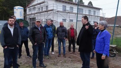 Archivbild: Houschka
Die Sanierung und Neugestaltung des Bauhofs hat den Fensterbacher Gemeinderat das ganze Jahr 2024 über bei Ortsbesichtigungen und Rathausdebatten beschäftigt. Nun sind weitere Aufträge für das Großprojekt vergeben worden.