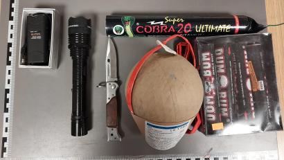 Bild: Bundespolizei
In einem Fahrzeug mit zwei 20-Jährigen entdeckten Fahnder der Bundespolizei in Waldsassen große Mengen illegaler Pyrotechnik und Waffen. Besonders auffällig war eine Kugelbombe.