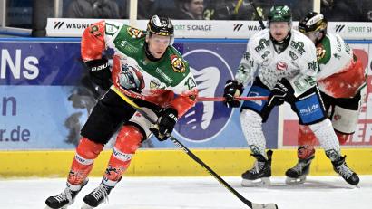 Archivbild: Hubert Ziegler
Michael Kirchberger (links) und der ERSC Amberg müssen am Sonntag gegen den ESC Geretsried ran. Vor der Partie häufen sich bei den Wild Lions die Verletzten.