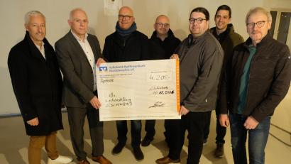Bild: do
Den symbolischen Scheck der Cowdfunding-Aktion überreichten im Rohbau des Pfarrheimes die Vertreter der VR-Bank an Pfarrer Johannes Bosco (Dritter von rechts) und an die Mitglieder der Kirchenverwaltung.