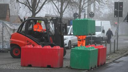 Bild: Heiko Rebsch/dpa
In Magdeburg hat der Abbau des Weihnachtsmarkts begonnen.