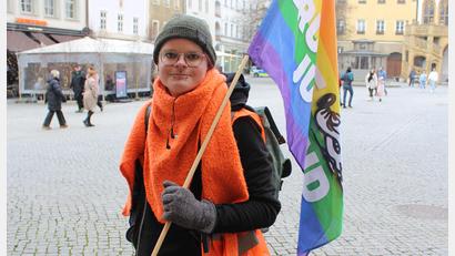 Bild: Jennifer Battaglia
Elli Wolf am Amberger Marktplatz bei einer Kundgebung des Vereins "Kunterbunt".