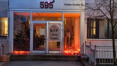 Bild: Roman Schell/exb
Mit 240 Kerzen nehmen die Beschäftigten in Flossenbürg Abschied von ihrem Betrieb, der über Jahrzehnte in der Gemeinde vielen Menschen einen Arbeitsplatz gesichert hatte. Auf einem kleinen Schild ist zu lesen: "In Trauer nehmen wir Abschied. Du bist nicht mehr da, wo du warst, aber Du bist überall, wo wir sind." Unterzeichner sind die ehemaligen Mitarbeiter und Mitarbeiterinnen von 595 Solutions GmbH, ehemals Schulte & Schmidt.