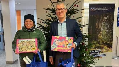 Bild: Kindergarten Etzenricht
Theresa Schiller strahlt über die Geschenke, die ihr Peter Gmeiner überreicht.