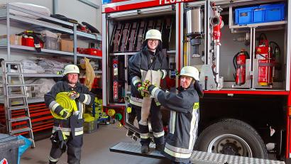 Bild: bsc
Seit vielen Jahren arbeiten Jürgen Schultes, Eileen Seitz und Claudia Zeitler (von links) bei der Friedenfelser Feuerwehr schon zusammen. Vor einigen Wochen wurden sie mit der verantwortungsvollen Aufgabe des Ersten Kommandanten (Jürgen Schultes), der Vertrauensfrau (Eileen Seitz) und des Zweiten Kommandanten (Claudia Zeitler) betraut.