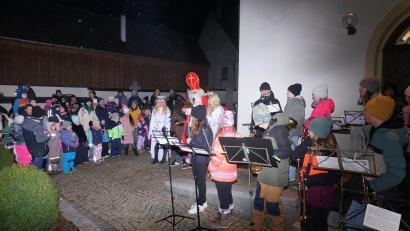 Bild: nib
Der Nachwuchs der Jugendblaskapelle verkürzt die Wartezeit auf den Nikolaus, der von den Kindern freudig erwartet wird.