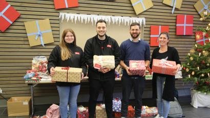 Bild: ATU
Die Auszubildenden Lena Troppmann und Lucas Baum überreichten 124 Geschenke an das Leistungsteam des Kinderhauses St. Elisabeth, Peter Wasel und Kristina Bauer.