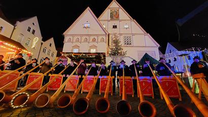 Bild: Kunz
Die Großkonreuther Alphornbläser vor dem Alten Rathaus.