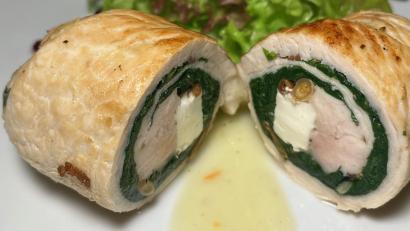 Bild: Michael Schiffer
Die Putenrouladen mit Spinat-Käse-Füllung werden mit grünem Salat angerichtet.