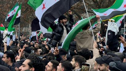 Bild: Julius Christian Schreiner/dpa
Weltweit feiern Menschen nach dem Sturz des Assad-Regimes am 8. Dezember, wie zum Beispiel hier in Berlin.