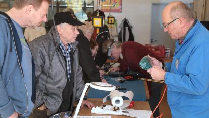 Bild: Wolfgang Steinbacher
Wolfgang Gebhard (rechts) nimmt eine defekte Bohrmaschine unter die Lupe. Das interessiert auch Freudenbergs Bürgermeister Alwin Märkl (links), in dessen Gemeinde das Repair-Café des ZEN Ensdorf am Samstag zum ersten Mal seine Dienste anbot.