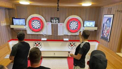 Bild: Lisa Singer/exb
Die Dart-Gruppe des TSV Krummennaab während des Trainings im Sportheim des TSV Krummennaab.